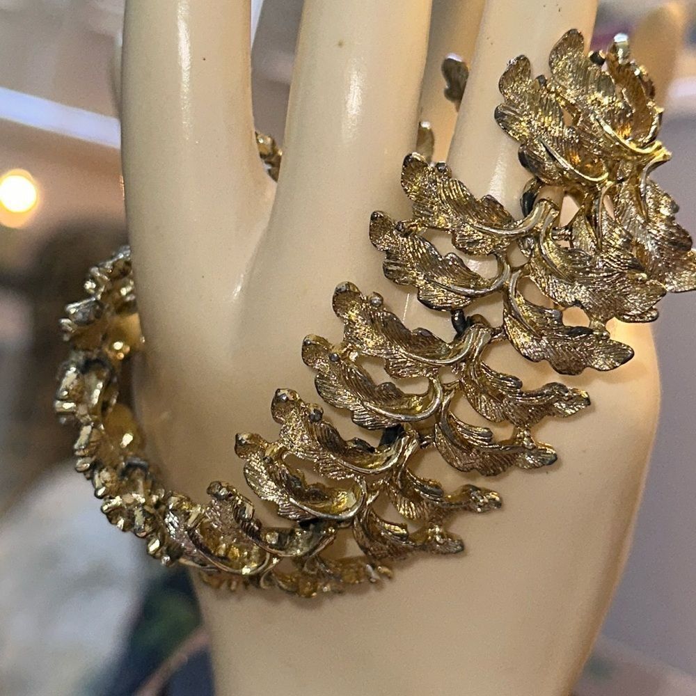 Vintage gold tone segmented leaf motif bracelet